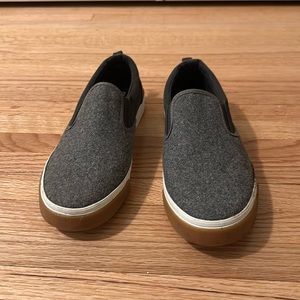 Old Navy boys grey slip-on shoes, size 5.